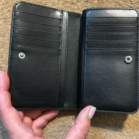 BEAUTIFUL Marc Jacobs Silver Chrome Wallet - Picture 2 of 10